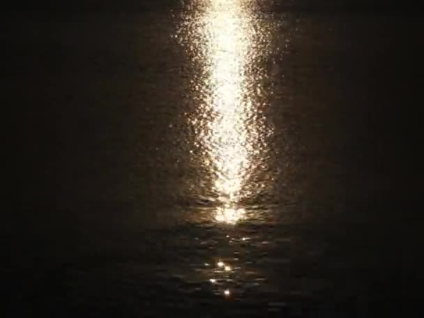 Закат Искрометный Солнечный Путь Поверхности Моря Океанической Воды Волнами Время — стоковое видео