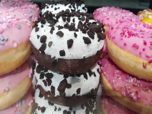 Bewegend Langs Een Bakkerij Etalage Met Kleur Gemengde Donut — Stockvideo