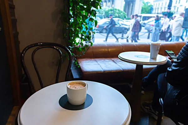 Αγία Πετρούπολη Ρωσία Μαΐου 2021 Καφετιέρα Starbucks Ένα Τραπέζι Καφέ — Φωτογραφία Αρχείου