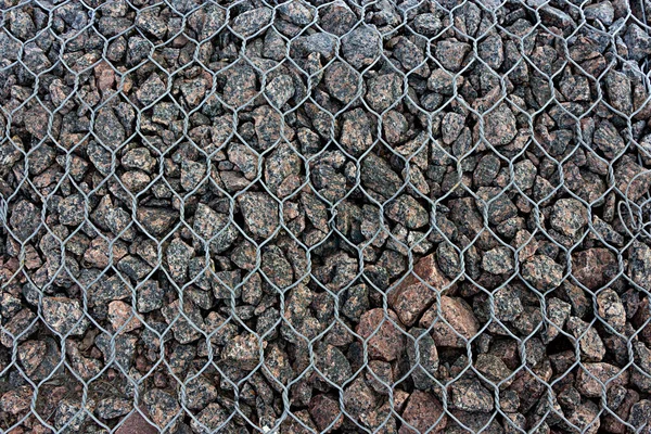 Díl Pohled Gabionový Plot Vyplněný Žulovými Kameny Podepřený Drátěným Plotem — Stock fotografie