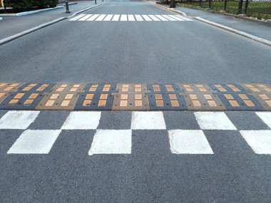 Şehir yolunda hız tümseği, asfalt bariyer, yaya geçidinden önce güvenlik engeli