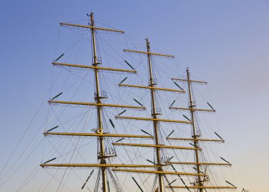 bir yelkenli arma ve pilonlar