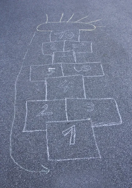 Schwarz-weiß Hopscotch eins bis neun auf einem Spielplatz — Stockfoto