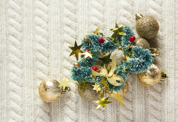 Tessuto di lana lavorato a maglia con decorazione natalizia, canna da zucchero o tazza di tè — Foto Stock