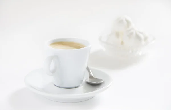 Colazione con uova, Zephyr (soufflé), marshmallow e caffè e rivista sullo sfondo — Foto Stock