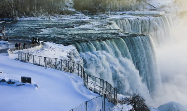 Air Terjun Niagara Dikelilingi oleh es, salju, dan salju di musim dingin — Stok Foto