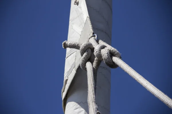 Parte náutica de um iate com cordas, aparelhamento, vela, mastro, âncora, nós — Fotografia de Stock