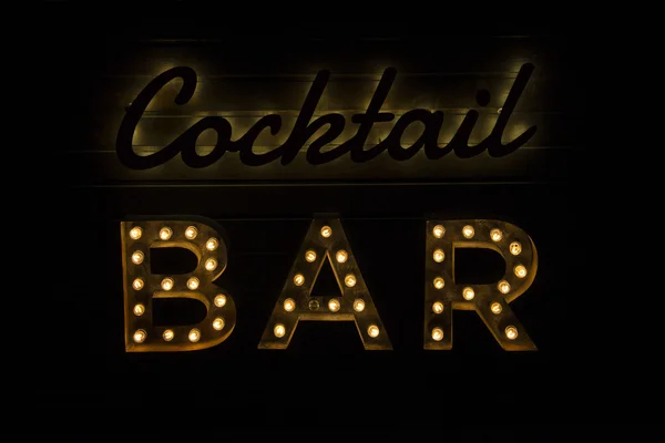 Elektryczna bulwa znak Cocktail Bar — Zdjęcie stockowe