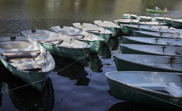 Bunte Boote im Park an Anlegesteg gebunden — Stockfoto