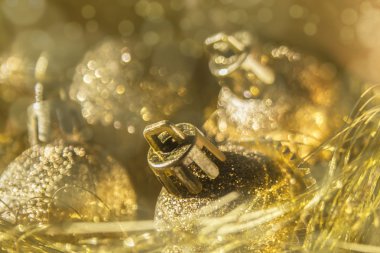 Altın Christmas baubles ve tinsel ve bokeh arka plan