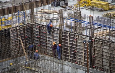 Endüstriyel çalışanlar ve oluşturucular üniformalı kask ile beton ve mount dökün