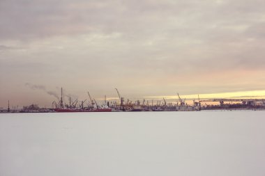 seaport Vinçler ile kış zamanında toplayan gemi