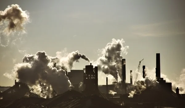 Steel-mill plant scenery line with fuming chimney-stalks in Hamilton Ontario — Stock Photo, Image