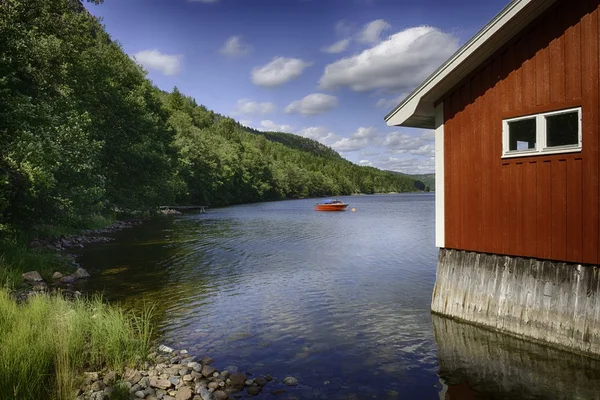 Casa típica de madera roja en Suecia —  Fotos de Stock