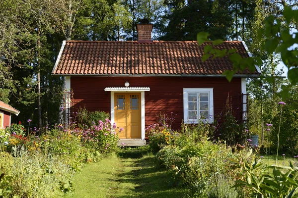 Ruotsin punainen pieni mökki — kuvapankkivalokuva