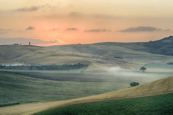 Eine wunderschöne Landschaft am Morgen in der Toskana — Stockfoto