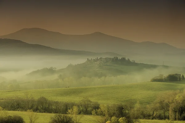 Un bellissimo paesaggio toscano alla luce del mattino — Foto Stock