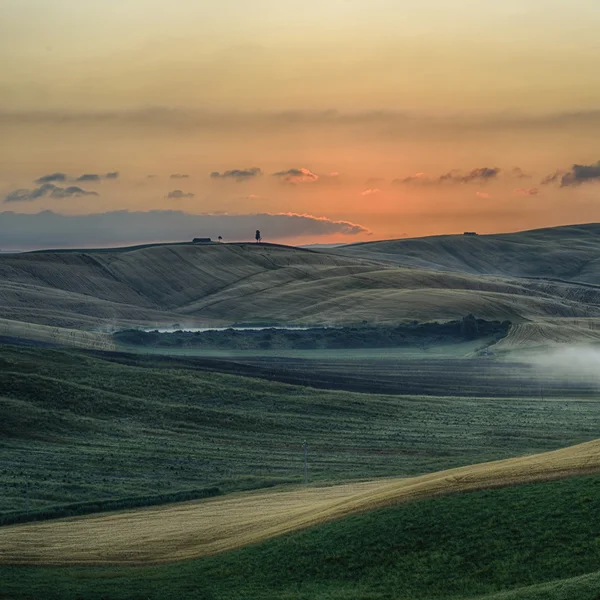 Zonsopgang boven de crete senesi Rechtenvrije Stockafbeeldingen