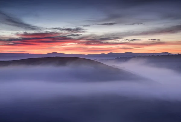 Nebliger Sonnenaufgang in der Toskana — Stockfoto