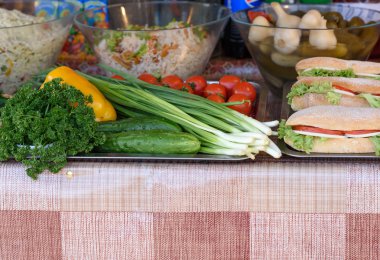 Sandviçler, sebze üstünde bir sayaç