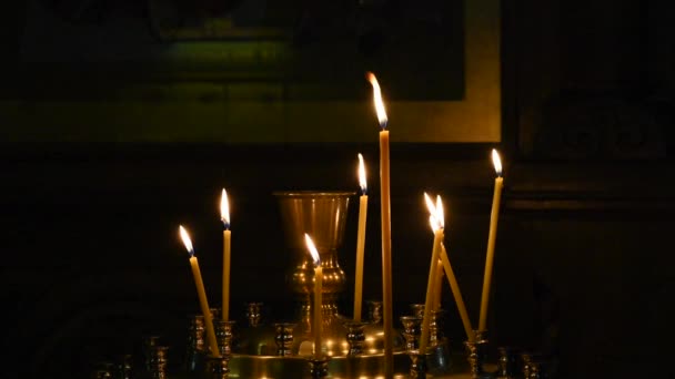 Velas encendidas en un candelero — Vídeo de stock