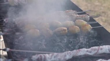 Izgara et ve patates yemek