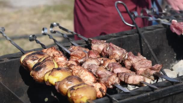 Готовить мясо и картошку на гриле — стоковое видео