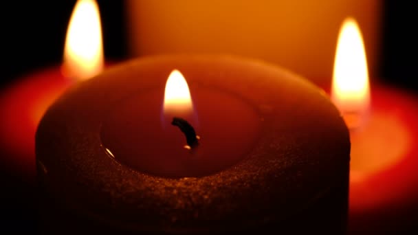 Lumânări Comemorative Groase Ard Fundal Negru Clip Video Rezoluție Aproape — Videoclip de stoc