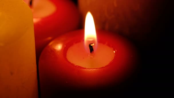 Spesse Candele Commemorative Bruciano Sfondo Nero Risoluzione Video Clip Primo — Video Stock