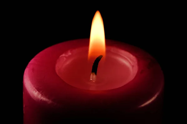 黒い背景で燃える太い記念赤いキャンドルクローズアップマクロ写真 — ストック写真