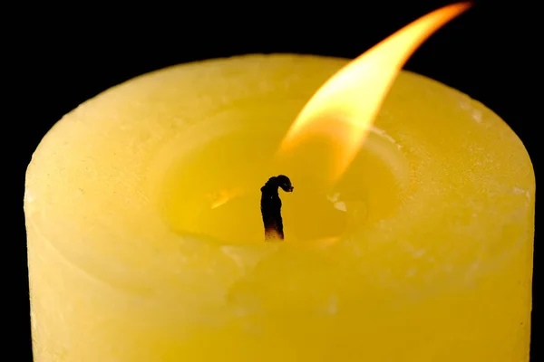 Dicke Gelbe Gedenkkerze Brennt Auf Schwarzem Hintergrund Nahaufnahme Makrofotografie — Stockfoto