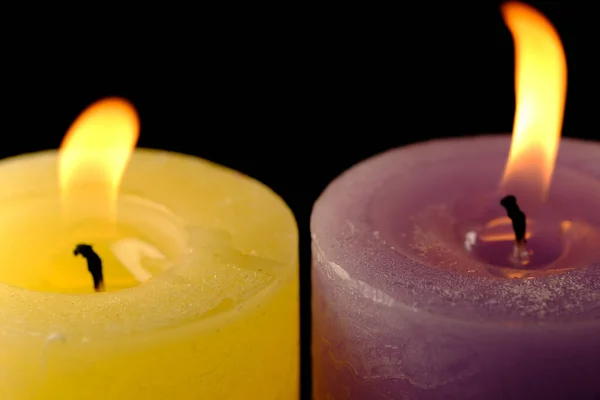 Дві Товсті Пам Ятні Жовті Бузкові Свічки Горять Чорному Тлі — стокове фото