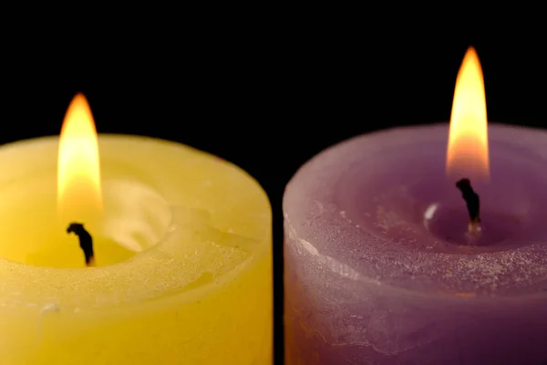 Twee Dikke Gele Lila Kaarsen Branden Een Zwarte Achtergrond Close — Stockfoto