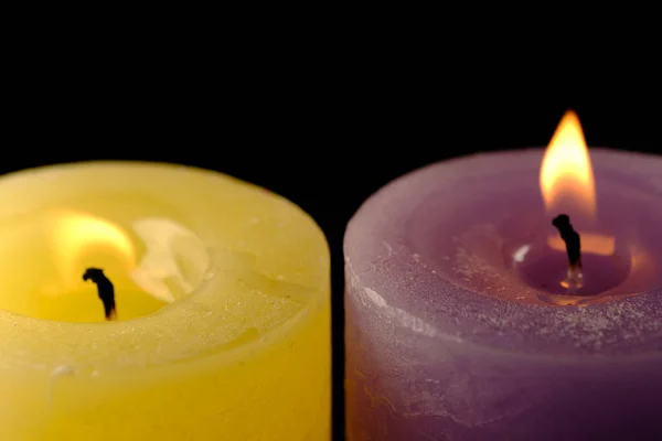 Duas Espessas Velas Comemorativas Amarelas Lilás Estão Queimando Fundo Preto — Fotografia de Stock