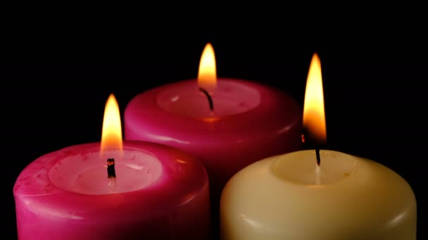 Große Dicke Kerzen Werden Angezündet Und Brennen Auf Schwarzem Hintergrund — Stockvideo