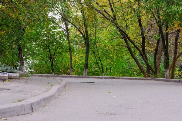 Urban Autumn Landscape Yellowing Falling Leaves Park Front Residential Buildings — Stock Photo, Image