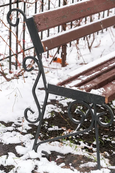 Schizzo Fotografico Autunnale Prima Neve Caduta Una Panchina Giardino Una — Foto Stock