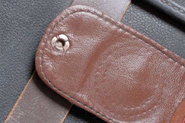 Eski püskü, yırtık pırtık bir el çantasından alınmış deri arka plan. Kapalı çekim makro fotoğraf makinesi.