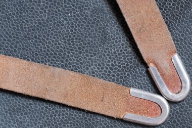 Eski püskü, yırtık pırtık bir el çantasından alınmış deri arka plan. Kapalı çekim makro fotoğraf makinesi.