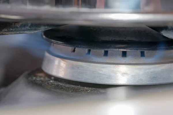 煤气炉在厨房的开水里燃烧着 用的是一个水壶 用的是宏观摄影技术 — 图库照片