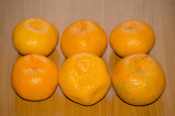 大而新鲜的甜而成熟的橘子放在桌子上 特写宏观摄影 — 图库照片