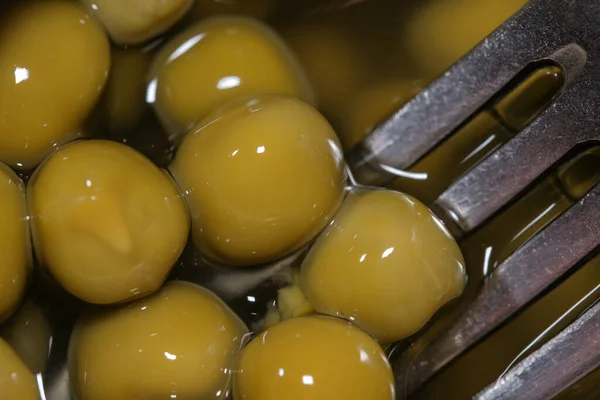 Guisantes Verdes Jóvenes Enlatados Jugo Una Lata Pueden Cerrar Macrofotografía — Foto de Stock