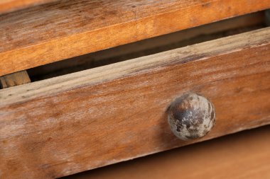 Ahşap desenli kırmızı arka plan eski baharat kutusu yakın çekim makro fotoğraf