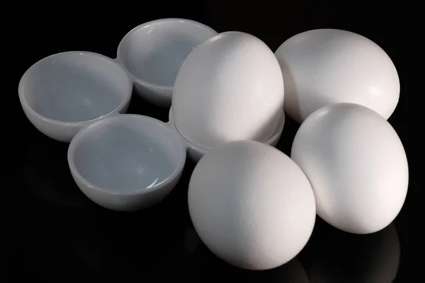 Four White Raw Chicken Eggs Lie Black Reflective Background Close — Foto Stock