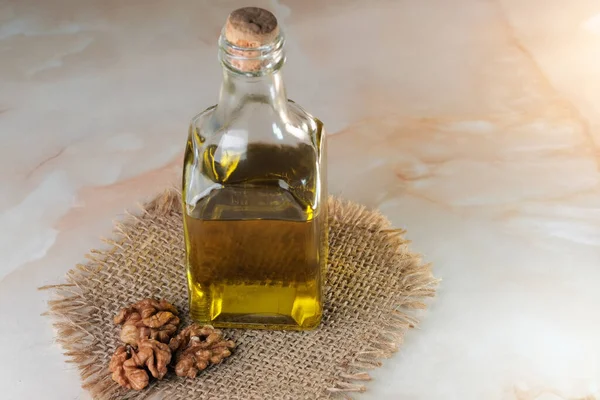 Les Noix Pelées Trouvent Sur Table Côté Une Bouteille Huile — Photo