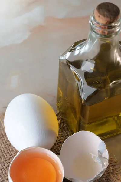 Белые Сырые Яйца Лежат Столе Рядом Оливковым Маслом Изготовления Майонеза — стоковое фото