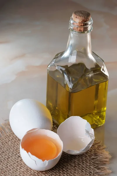 Белые Сырые Яйца Лежат Столе Рядом Оливковым Маслом Изготовления Майонеза — стоковое фото