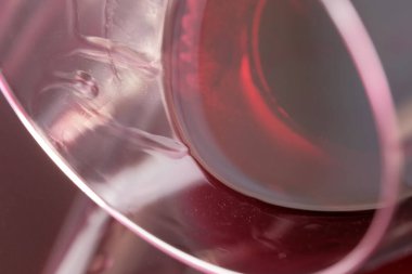 Bir bardak kırmızı şarap siyah yüzeye döküldü. Yakın çekim makro fotoğraf.