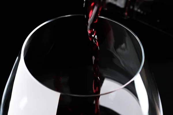 Trockener Rotwein Wird Aus Einer Flasche Auf Schwarzer Oberfläche Ein — Stockfoto