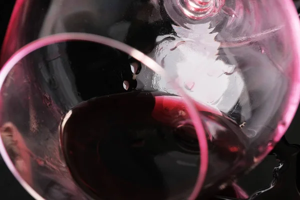 Copo Vinho Tinto Seco Derramado Superfície Preta Close Macrofotografia — Fotografia de Stock